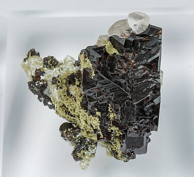 Sphalerite with 'Apophyllite', Quartz and Siderite. Top