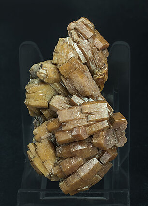 Vanadinite (variety arsenic-bearing vanadinite) with Mottramite. Front