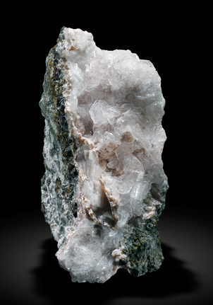 Imayoshiite with Bultfonteinite, Tobermorite (Group), Datolite (variety bakerite) and Andradite. Front / Photo: Joaquim Calln