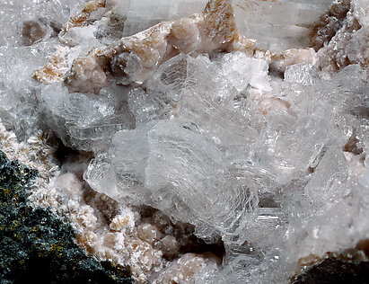 Imayoshiite with Bultfonteinite, Tobermorite (Group), Datolite (variety bakerite) and Andradite. Detail / Photo: Joaquim Calln