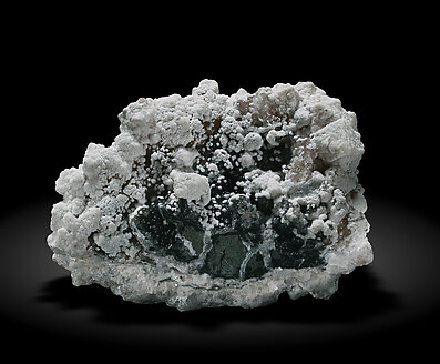 Imayoshiite and Tobermorite (Group) with Fluorapophyllite-(K) and Datolite (bakerite variety). Rear / Photo: Joaquim Calln