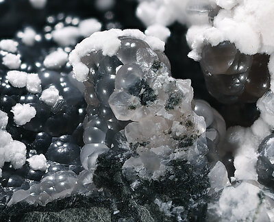 Imayoshiite and Tobermorite (Group) with Fluorapophyllite-(K) and Datolite (bakerite variety). Detail / Photo: Joaquim Calln