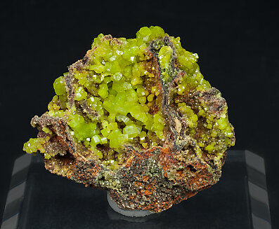 Pyromorphite with limonite. Front