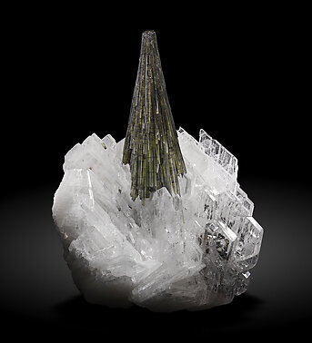 Elbaite with Albite (variety cleavelandite). Front / Photo: Joaquim Calln