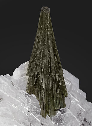 Elbaite with Albite (variety cleavelandite). 