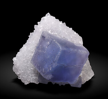 Fluorite on epimorphic Quartz after Calcite. Front / Photo: Joaquim Calln