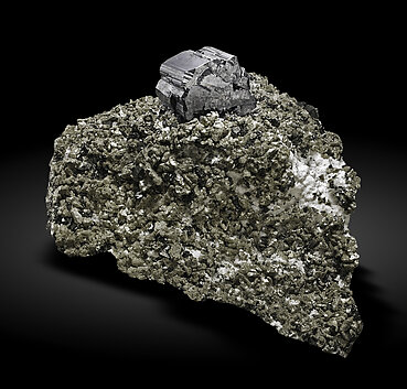 Bournonite with Pyrite, Sphalerite and Calcite. Front / Photo: Joaquim Callén