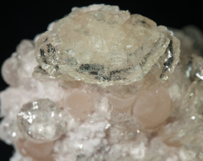 Imayoshiite with Bultfonteinite, Tobermorite (Group) and Andradite. 