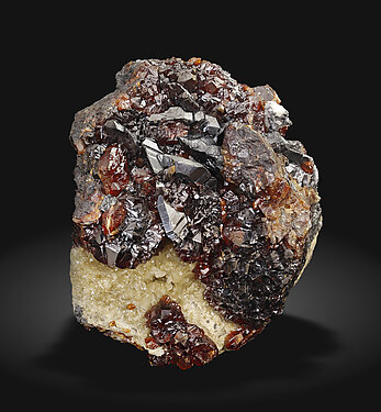 Sphalerite with Bournonite and Siderite. Front / Photo: Joaquim Callén