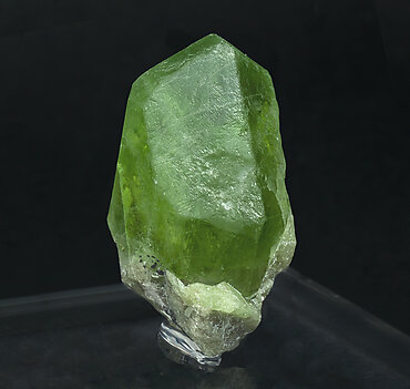 Forsterite (variety peridot) with Ludwigite. Side