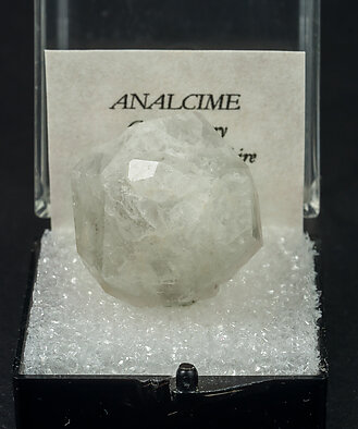 Analcime. Front