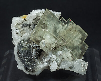 Baryte with inclusions and Quartz. Side