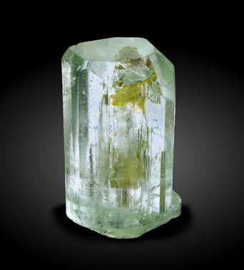 Beryl (variety aquamarine). Front / Photo: Joaquim Calln