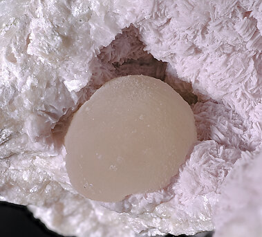 Bultfonteinita con Calcita y Tobermorita (Grupo). Detalle / Foto: Joaquim Callén