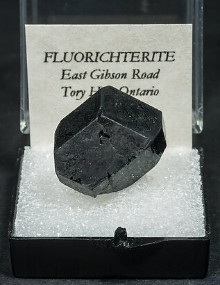 Fluoro-richterite. Front