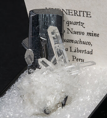 Hbnerite with Quartz. Side