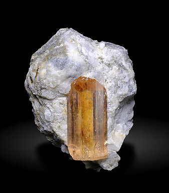 Topaz with Quartz. Front / Photo: Joaquim Calln