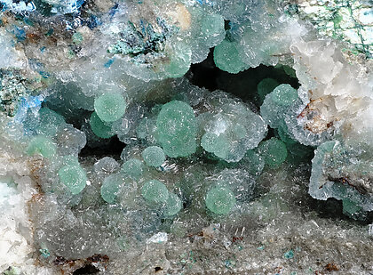 Cuprodongchuanita con Hemimorfita y Veszelyita. Detalle / Foto: Joaquim Callén