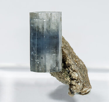 Fluorapatite with Siderite and Muscovite.