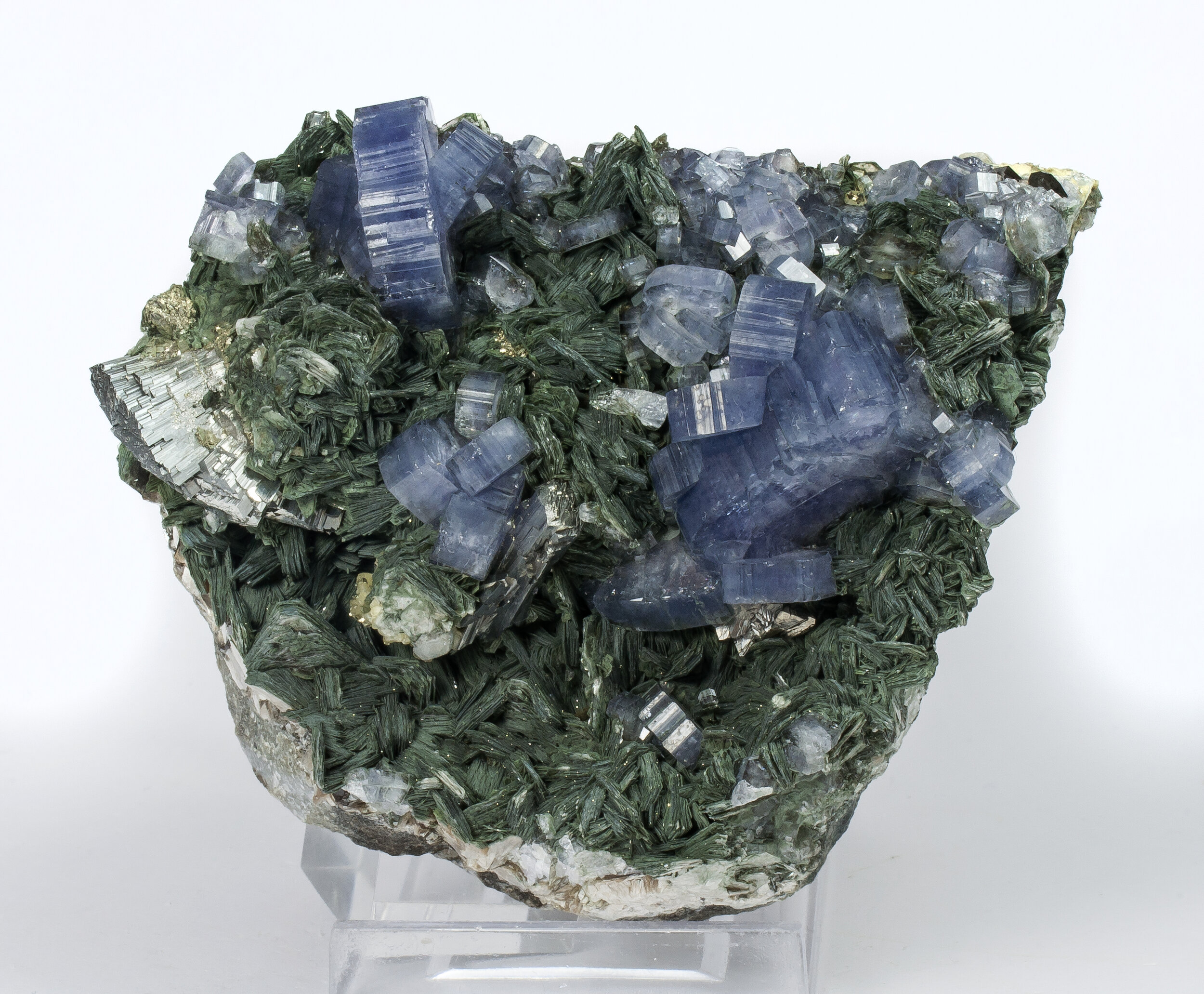 fluorapatite-with-arsenopyrite-muscovite-and-chlorite-minas-da