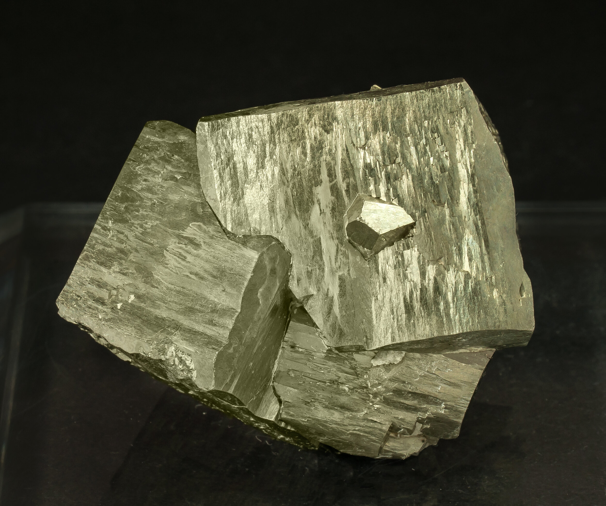 specimens/s_imagesAO3/Pyrite-JFD106AO3f.jpg