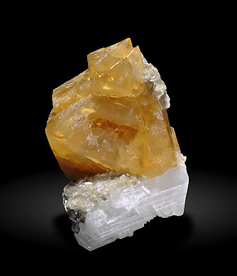 Scheelite with Albite and Muscovite. Front / Photo: Joaquim Calln