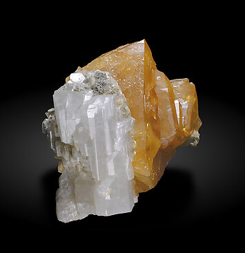 Scheelite with Albite and Muscovite. Side / Photo: Joaquim Calln