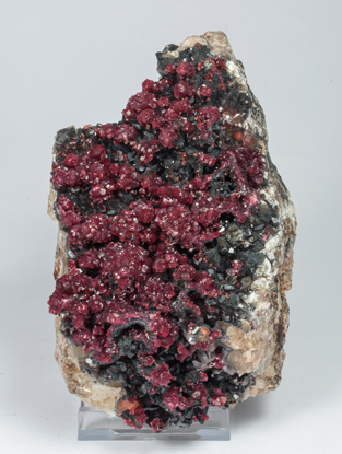 Beta-Roselite with Calcite and Goethite. Side