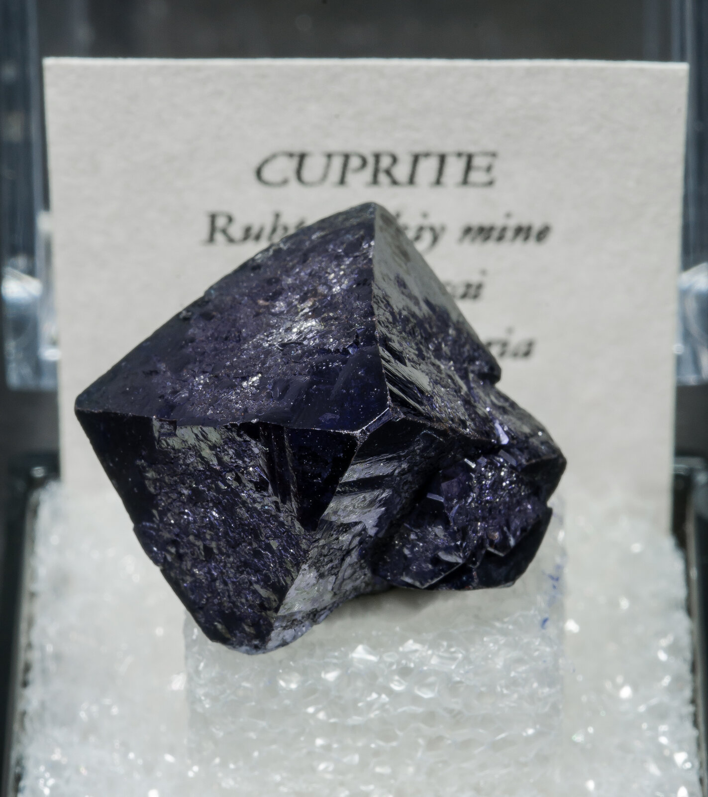 specimens/s_imagesAO4/Cuprite-TMR76AO4f2.jpg