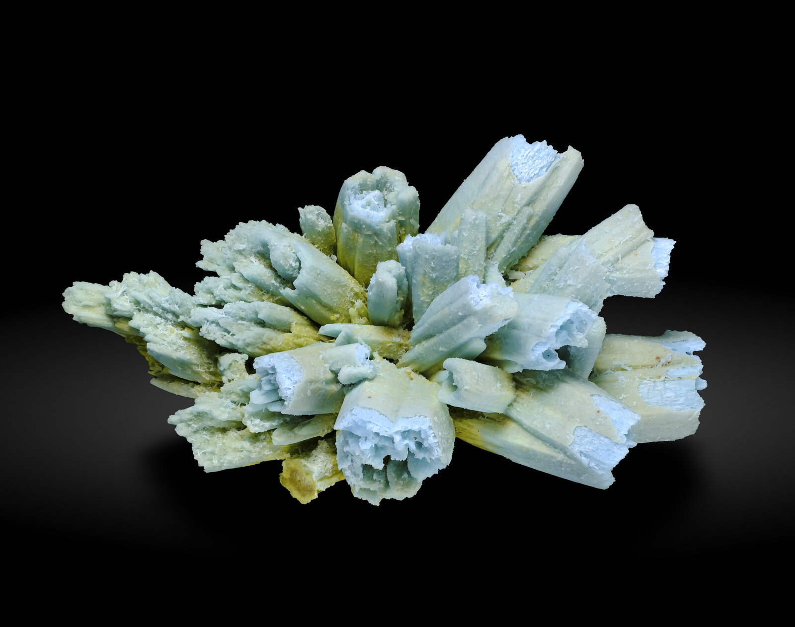 specimens/s_imagesAO4/Plumbogummite-TVA97AO4-6210f.jpg