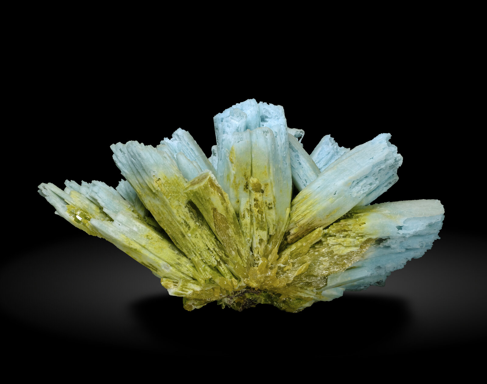 specimens/s_imagesAO4/Plumbogummite-TVA97AO4-6248r.jpg