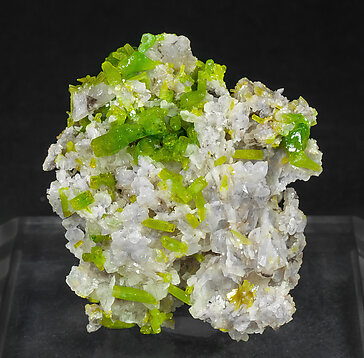 Pyromorphite with Quartz. Front