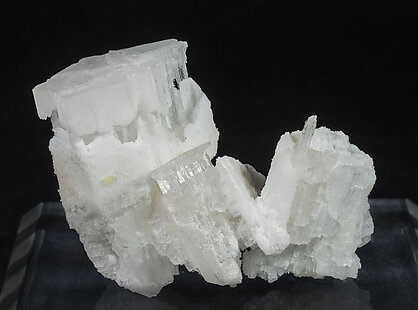 Aragonite. Front