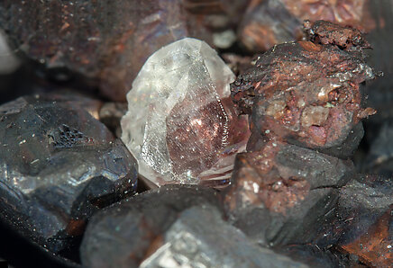 Cobre con Tenorita y Calcita. 