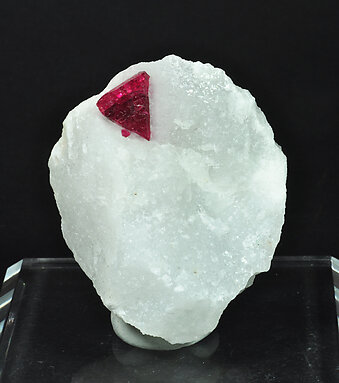 Spinel with Calcite. 