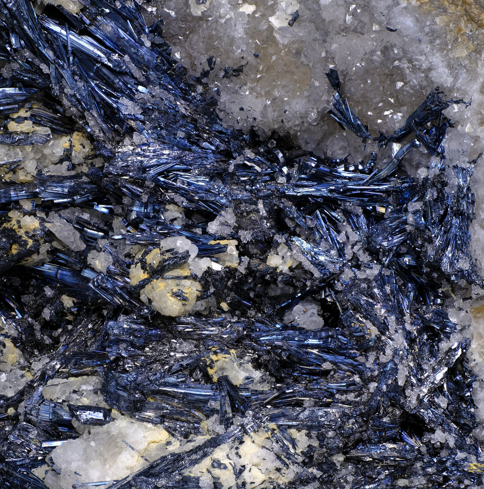 specimens/s_imagesAO5/Stibnite-BLL70AO5_1489_d.jpg