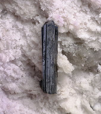 Bixbyite with Topaz, Fluorite and Pseudobrookite. Detail / Photo: Joaquim Calln