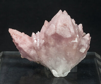 Quartz (variety rose quartz). Rear