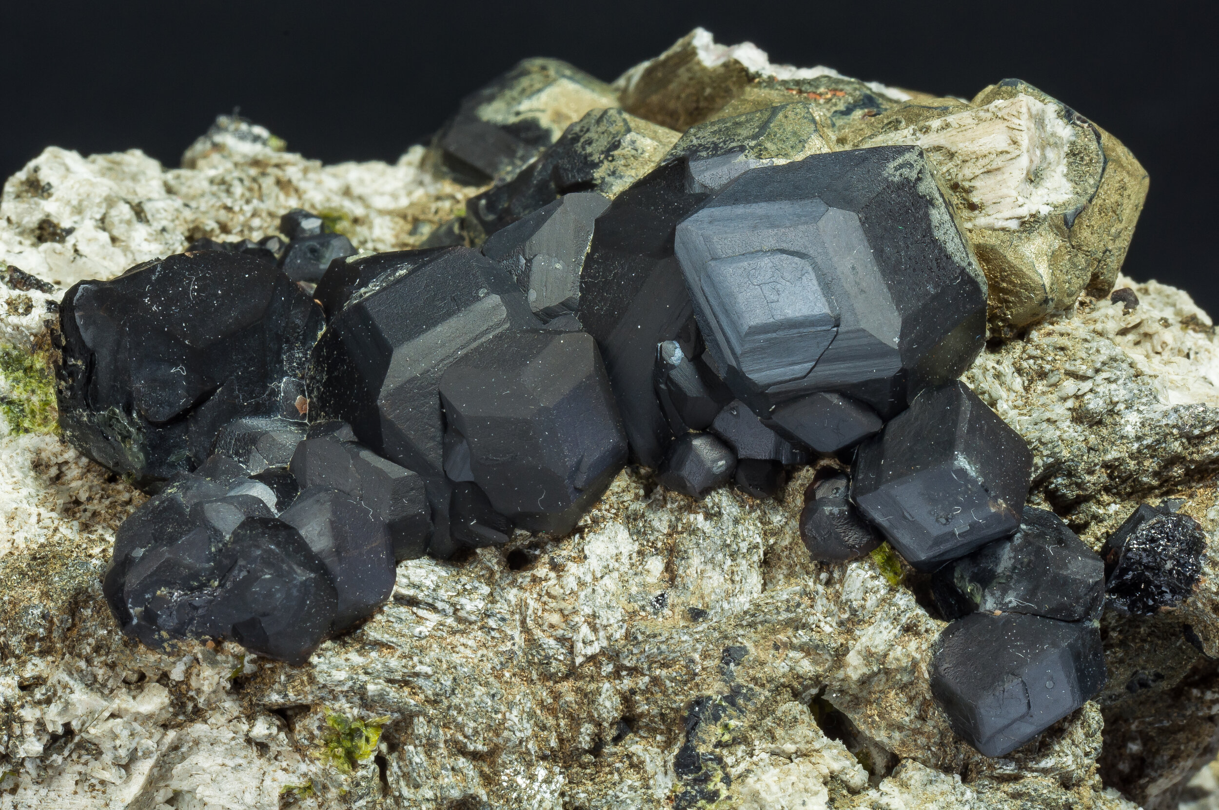 specimens/s_imagesAO7/Andradiite-TTX66AO7d.jpg