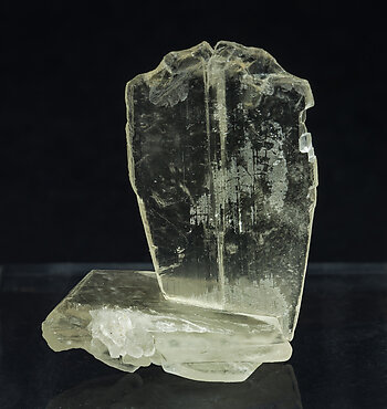 Calcite (twinned). Front