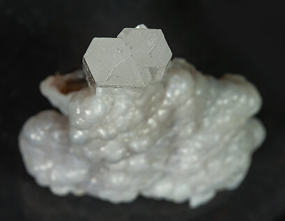 Aragonite with Quartz (variety chalcedony). Top