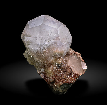 Analcime with Quartz. Front / Photo: Joaquim Calln