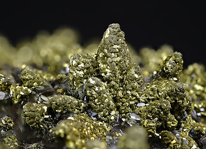 Chalcopyrite with Calcite. Detail / Photo: Joaquim Calln