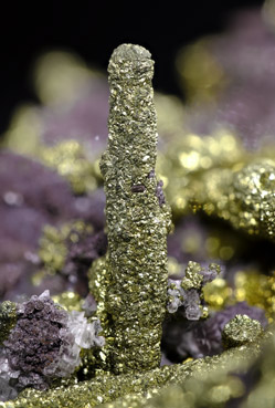 Chalcopyrite with Calcite. Detail / Photo: Joaquim Calln