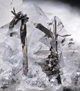 Tochilinite on Quartz. Detail / Photo: Joaquim Calln