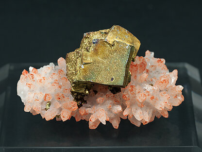 Chalcopyrite coating Tennantite-Tetrahedrite on Quartz with iron oxides inclusions. Front