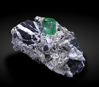 Beryl (variety emerald) on Calcite. Front / Photo: Joaquim Callén