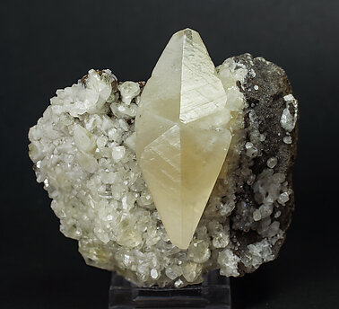 Calcite (twinned) with Sphalerite. 