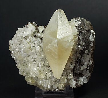 Calcite (twinned) with Sphalerite.