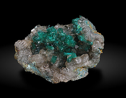 Dioptase with Quartz and Cerussite. Front / Photo: Joaquim Calln